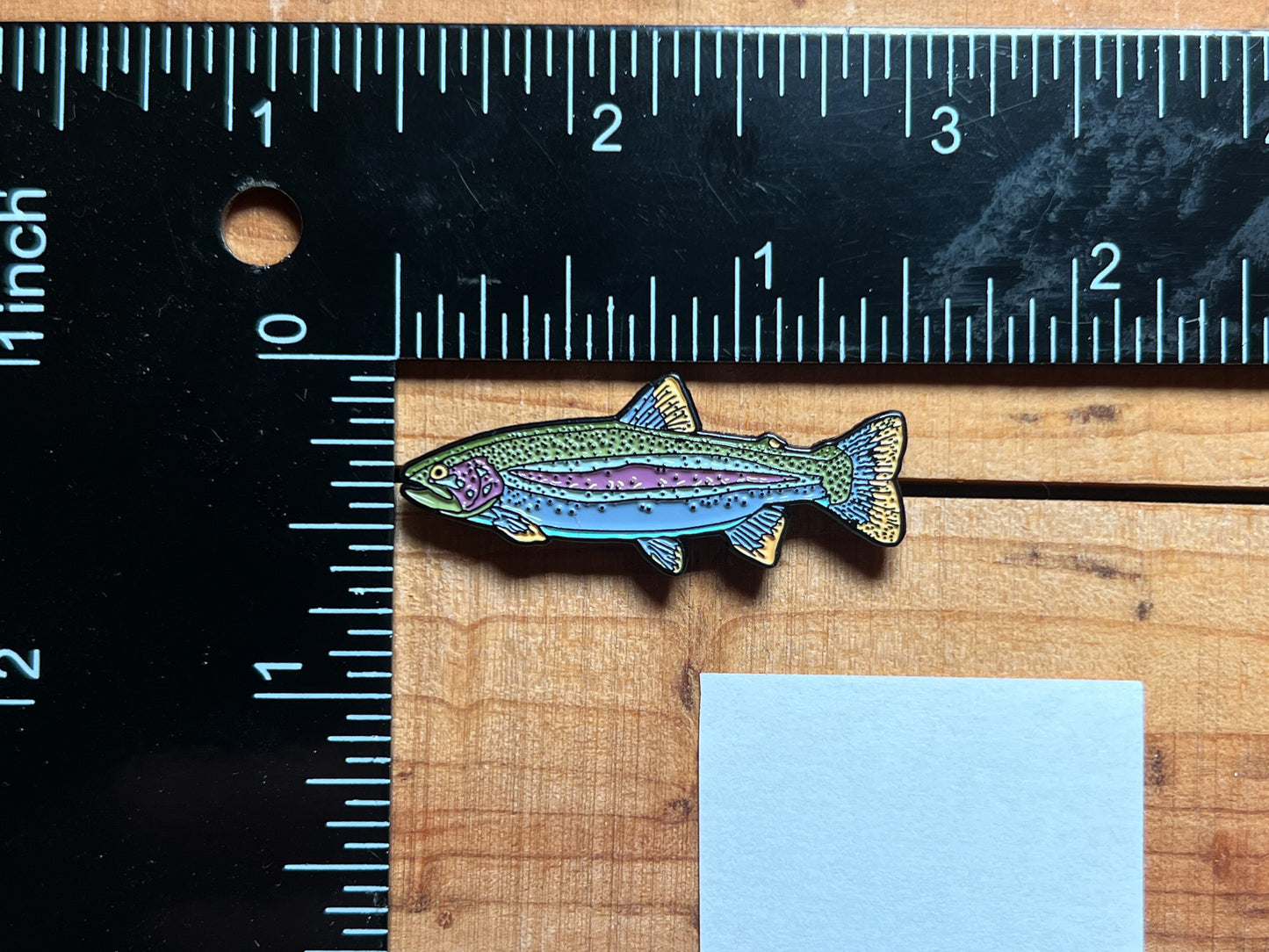 Pin de esmalte de trucha arco iris